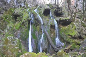 VODA – VSEOBSEŽNA IN SVETA